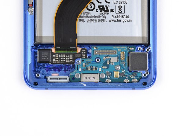 Samsung Galaxy S20+ Screen and Battery Assembly Replacement, Unfasten the daughterboard: crwdns2935265:027crwdnd2935265:02crwdnd2935265:02crwdne2935265:0
