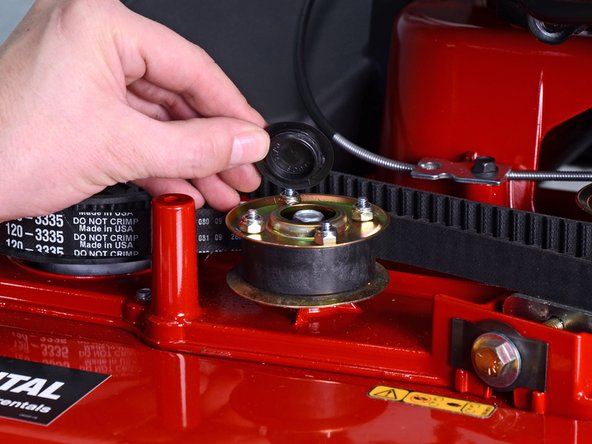 Toro Walk Behind Mowers 21199HD 2018 Right Spindle Replacement, Remove the pulley plug cap: crwdns2935265:08crwdnd2935265:02crwdnd2935265:02crwdne2935265:0