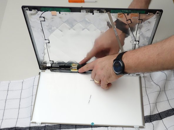 why! W650SZ LCD Screen Replacement, Disconnect the LCD Cable: crwdns2935265:07crwdnd2935265:03crwdnd2935265:03crwdne2935265:0