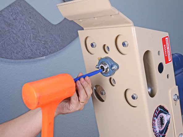 EDCO Floor Stripper TS8 .75L (2017) Striker Plate Replacement, Remove the cam shaft assembly: crwdns2935265:015crwdnd2935265:02crwdnd2935265:02crwdne2935265:0