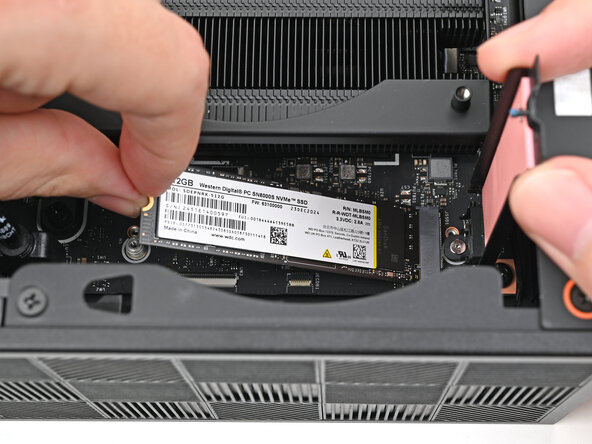 Framework Desktop DIY Edition Quick Start Guide, Install the primary storage: crwdns2935265:011crwdnd2935265:02crwdnd2935265:02crwdne2935265:0