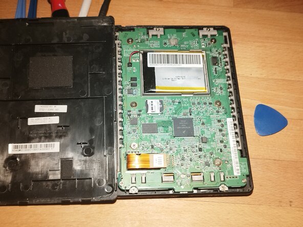 Kobo Touch (N905B) E-Reader Screen Replacement, Pry open the Back cover: crwdns2935265:01crwdnd2935265:03crwdnd2935265:03crwdne2935265:0