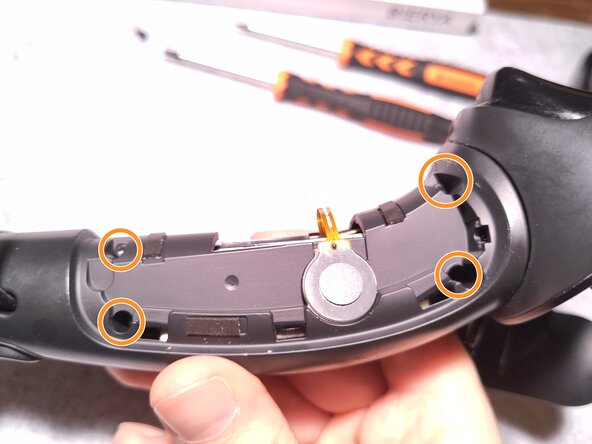 Valve Index Controller Right Index Controller Battery Replacement, Unscrew the housing: crwdns2935265:03crwdnd2935265:02crwdnd2935265:03crwdne2935265:0
