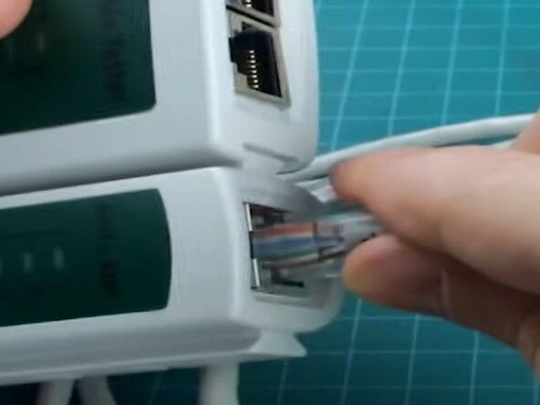How to Crimp an Ethernet Cable (RJ45), Inspect and Test: passo 7, immagine 2 di 3