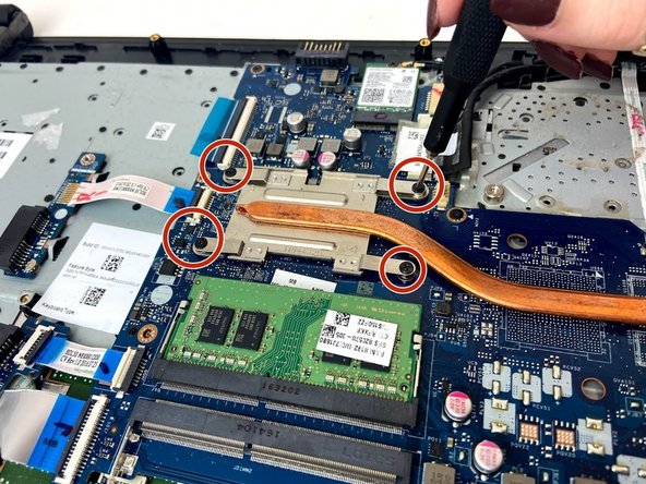 HP 15-ay114cy Motherboard Replacement, Remove the Heatsink: crwdns2935265:010crwdnd2935265:02crwdnd2935265:03crwdne2935265:0