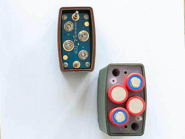TCA PRC 152A Disassembly, Batterybloc dissasembly: crwdns2935265:011crwdnd2935265:03crwdnd2935265:03crwdne2935265:0