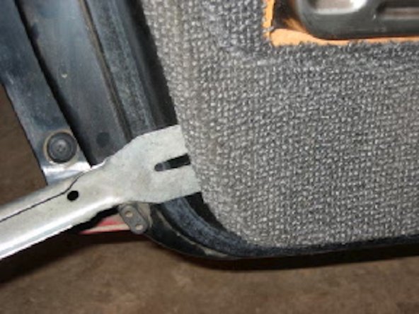 Pontiac Fiero - Remove interior door panel, Remove Panel: crwdns2935265:04crwdnd2935265:03crwdnd2935265:03crwdne2935265:0