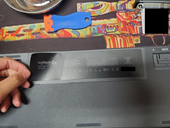 Disassembling Logitech G515 Lightspeed TKL, Remove battery cover plate: adım 3, 3 resimden 1.