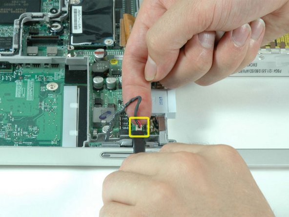 PowerBook G4 Aluminum 12" 1-1.5 GHz Display Data Cable Replacement: crwdns2935265:031crwdnd2935265:01crwdnd2935265:01crwdne2935265:0