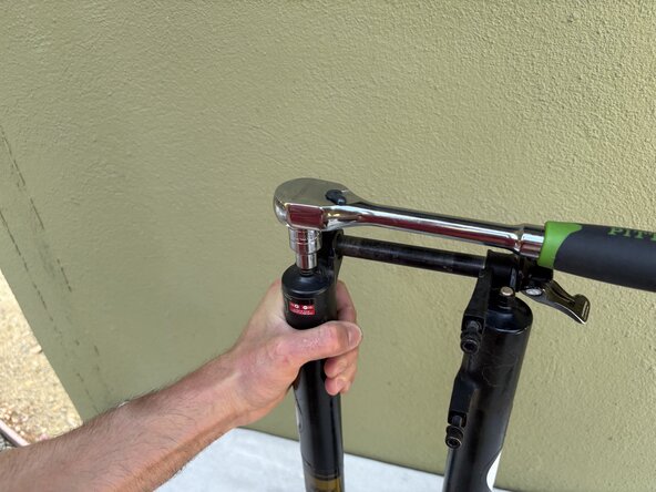 Fox32 Mountain Bike Front Air Suspension Fork Seal and Oil Replacement: étape 24, image 1 de 3