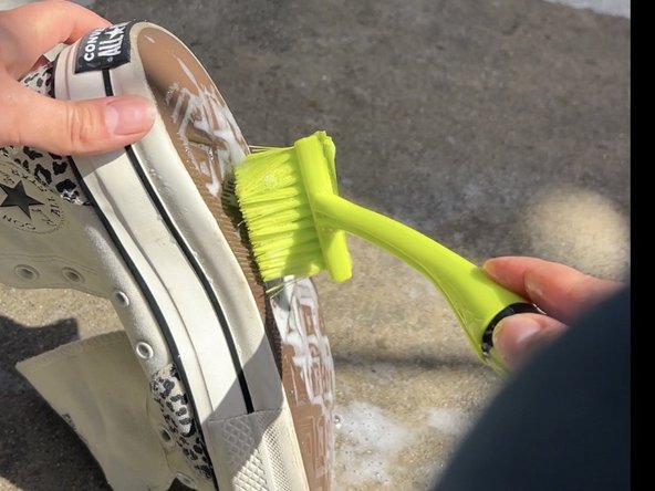 How to Hand Wash Canvas Shoes: Schritt 6, Bild 3 von 3