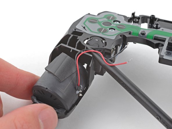 DualSense Controller v2 Vibration Motor Replacement, Free the vibration motor wires: crwdns2935265:027crwdnd2935265:02crwdnd2935265:02crwdne2935265:0