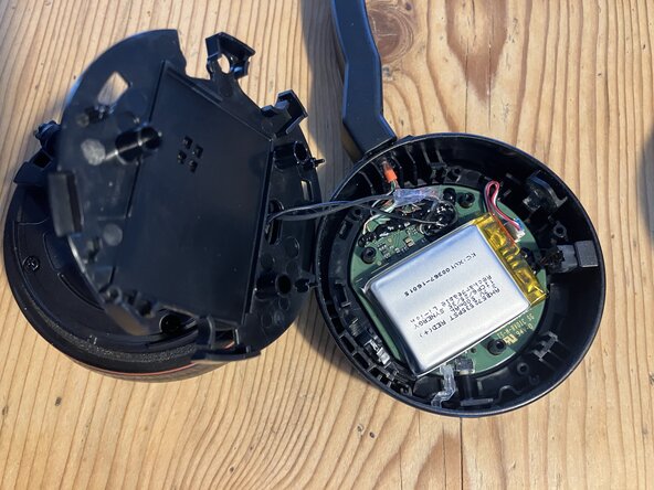 Jabra Evolve 75 battery replacement, Remove the battery holder: crwdns2935265:06crwdnd2935265:02crwdnd2935265:02crwdne2935265:0