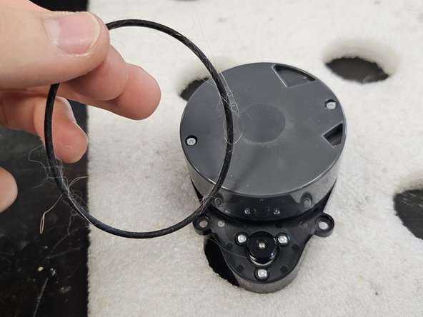 Roborock Q5 Pro: Laser Distance Sensor Replacement, Remove the rubber band.: crwdns2935265:013crwdnd2935265:03crwdnd2935265:03crwdne2935265:0