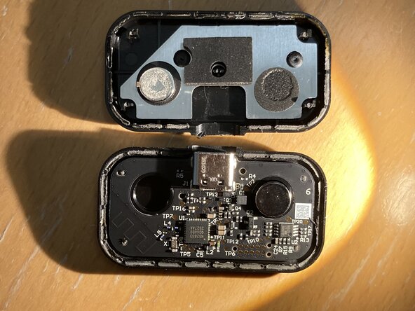Steam Controller (2nd Generation) Wireless Puck Teardown, Take the puck apart: step 4, image 3 of 3