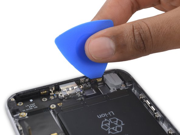 iPhone 6s Plus Lightning 接口和耳机插口: 步骤 68 中的图像 2，2