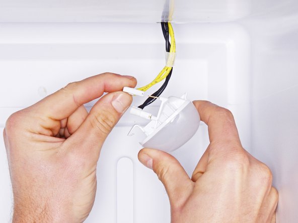 WRS315SDHW Door Light Replacement: 步骤 4 中的图像 2，3