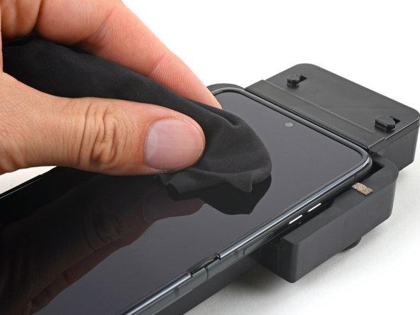 Motorola Razr+ Screen Protector Replacement, Clean your screen: stap 0, afbeelding 2 van 2
