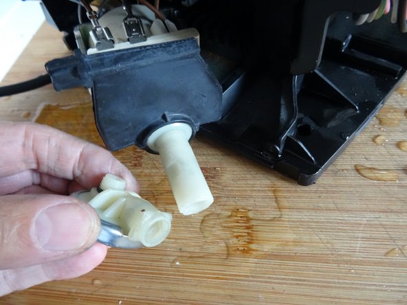 DeLonghi ECAM Serie Pumpe tauschen: crwdns2935265:06crwdnd2935265:02crwdnd2935265:02crwdne2935265:0