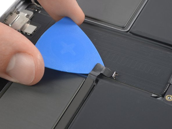 iPad Pro 12.9" 2nd Gen Battery Replacement, Free the SIM card reader cable: crwdns2935265:052crwdnd2935265:02crwdnd2935265:02crwdne2935265:0