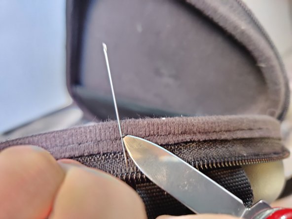 Bose QuietComfort 35 Case Zipper Replacement, Cutting the thread: crwdns2935265:06crwdnd2935265:03crwdnd2935265:03crwdne2935265:0