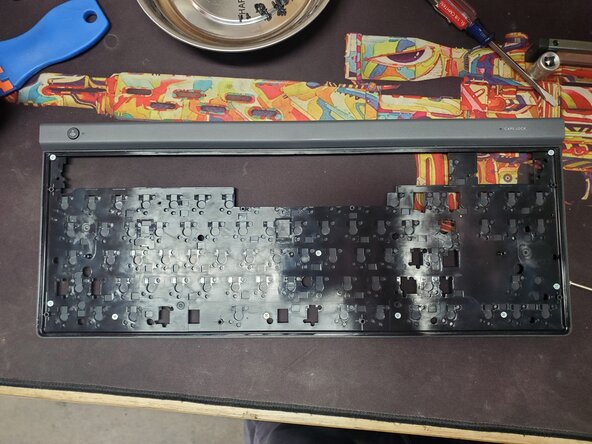 Disassembling Logitech G515 Lightspeed TKL, Remove board: adım 8, 3 resimden 2.