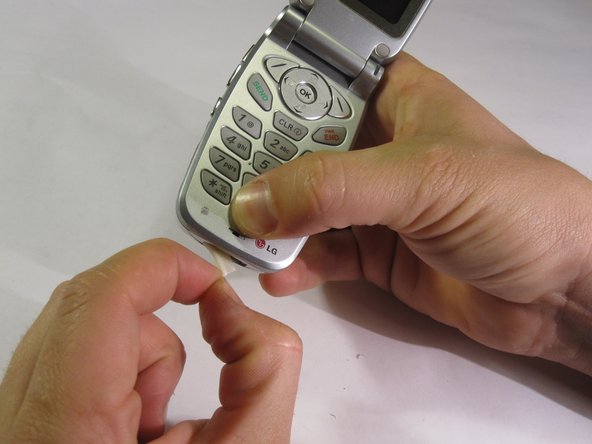 LG VX4400 Microphone Replacement, LG VX4400 Removing the Back Cover: crwdns2935265:03crwdnd2935265:02crwdnd2935265:03crwdne2935265:0