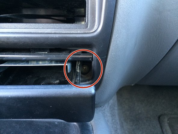 How to Remove a Car Stereo in a Chevy Tracker: crwdns2935265:04crwdnd2935265:02crwdnd2935265:03crwdne2935265:0