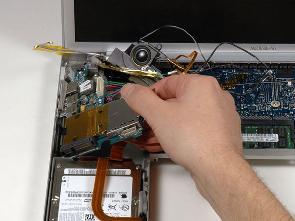 MacBook Pro 15" Core Duo Model A1150 ExpressCard Cage Replacement: Schritt 27, Bild 1 von 1