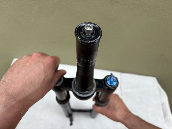 Fox32 Mountain Bike Front Air Suspension Fork Seal and Oil Replacement: étape 21, image 1 de 3