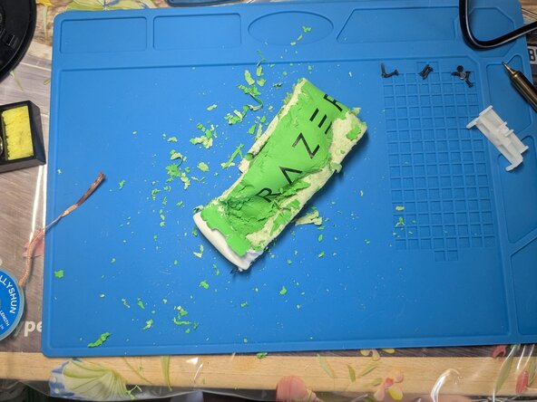 Razer Kraken (Kraken TE) Headband Replacement, Remove the leatherette headband: crwdns2935265:011crwdnd2935265:02crwdnd2935265:02crwdne2935265:0