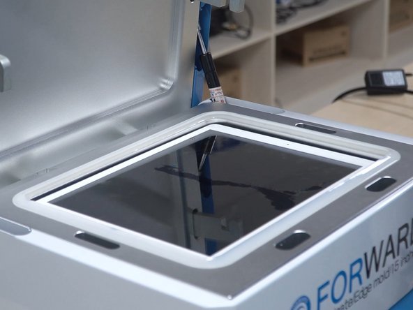 How To Replace iPad Broken Glass With CEO-2+ OCA Lamination Machine?, Using CEO-2+ Lamination Machine: 步骤 4 中的图像 1，3