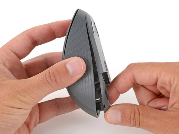 How to Open Your Logitech Signature M650 Wireless Mouse, Separate the two halves: crwdns2935265:05crwdnd2935265:02crwdnd2935265:03crwdne2935265:0