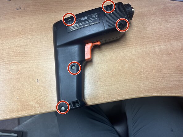 Black and Decker 9025 Teardown, Take out Screws: crwdns2935265:01crwdnd2935265:01crwdnd2935265:01crwdne2935265:0