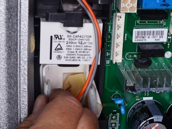 LG Refrigerator Ice Auger Motor Run Capacitor Replacement, Disconnect the capacitor: crwdns2935265:06crwdnd2935265:03crwdnd2935265:03crwdne2935265:0