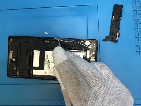 BlackBerry Key2 Disassembly, Antenna cable: crwdns2935265:04crwdnd2935265:03crwdnd2935265:03crwdne2935265:0