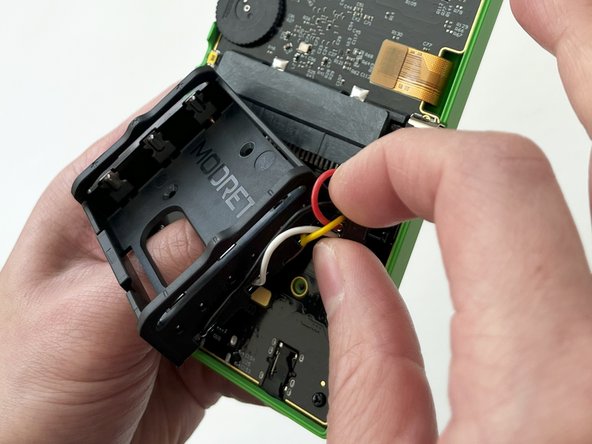 MODRETRO Chromatic Disassembly, Battery Tray: stap 0, afbeelding 2 van 3