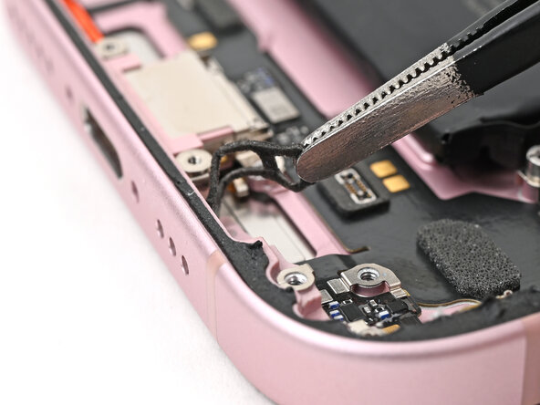 iPhone 15 Microphone Replacement, Remove the old adhesive: passo 37, immagine 1 di 3