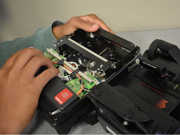 Sony Betamovie BMC-220 Cassette Compartment Replacement: crwdns2935265:06crwdnd2935265:02crwdnd2935265:02crwdne2935265:0