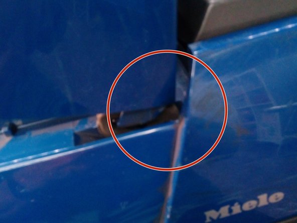 Miele S 2511 1200W Vacuum Cleaner Triac Replacement, Triac: step 1, image 2 of 3