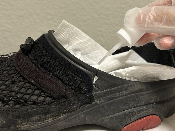 How to Fix a Torn Strap Attachment on Crocs: crwdns2935265:04crwdnd2935265:01crwdnd2935265:01crwdne2935265:0