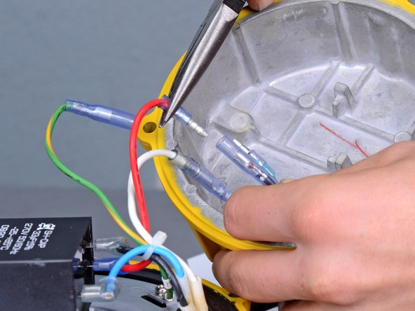 Wacker Pump PST2 400 2008 Power Cable Replacement, Disconnect the power wires: crwdns2935265:010crwdnd2935265:02crwdnd2935265:03crwdne2935265:0