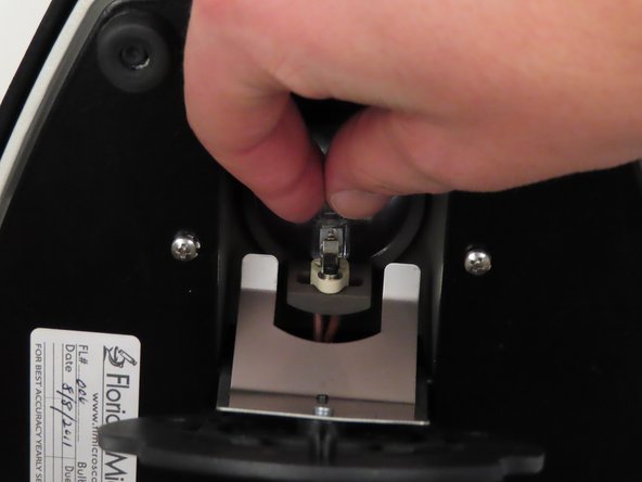 Lecia DME Light Source Bulb  Replacement: step 6, image 2 of 3