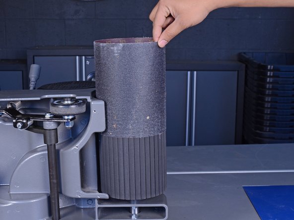 Clarke Floor Sander 07012A 2012 Drum Expander Replacement, Remove the sandpaper from the drum: crwdns2935265:05crwdnd2935265:02crwdnd2935265:03crwdne2935265:0