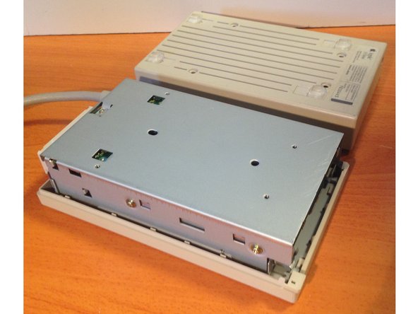 Apple 3.5 Drive External Floppy Drive Teardown, Opening the Case: crwdns2935265:03crwdnd2935265:03crwdnd2935265:03crwdne2935265:0