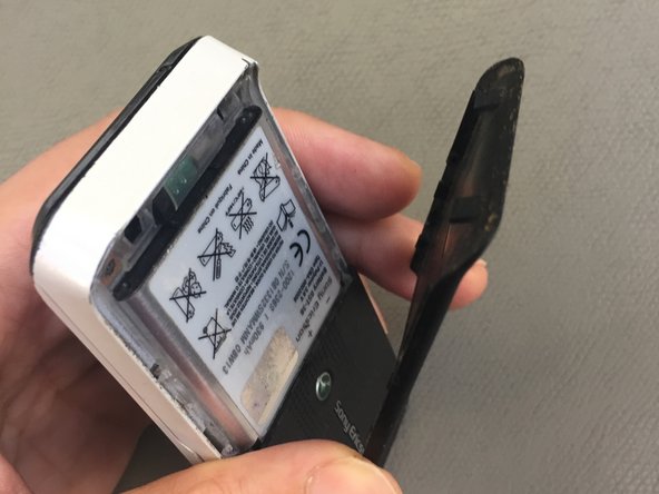 Sony Ericsson S500i Battery Replacement, Reassembly: crwdns2935265:04crwdnd2935265:02crwdnd2935265:03crwdne2935265:0