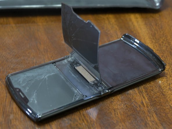 Motorola Razr 2019 Main Screen Replacement, Detach Main Screen from top half: step 8, image 3 of 3