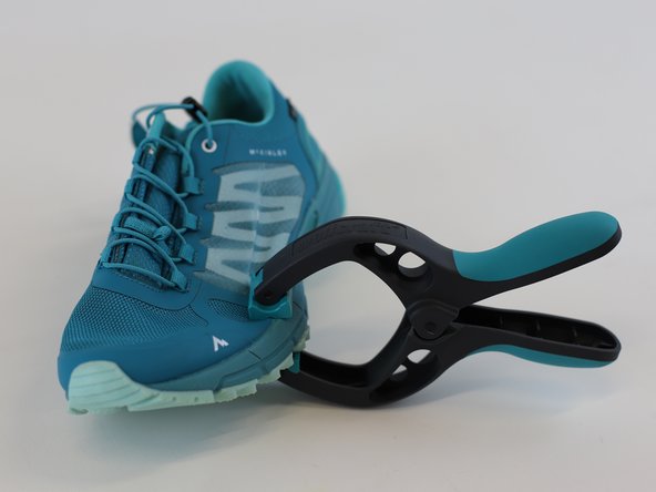 How to Repair a Sole Delamination From the Midsole, Prepare the Shoe Glue: crwdns2935265:03crwdnd2935265:03crwdnd2935265:03crwdne2935265:0