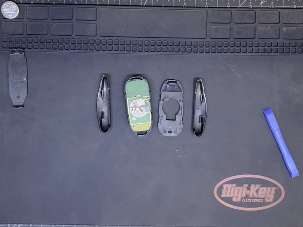 Tesla Model 3 Key Fob Teardown, Top Casing Removal: crwdns2935265:04crwdnd2935265:03crwdnd2935265:03crwdne2935265:0