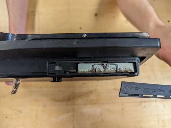 PlayStation 3 Slim Thermal Paste Replacement, Hard drive cover: crwdns2935265:03crwdnd2935265:03crwdnd2935265:03crwdne2935265:0